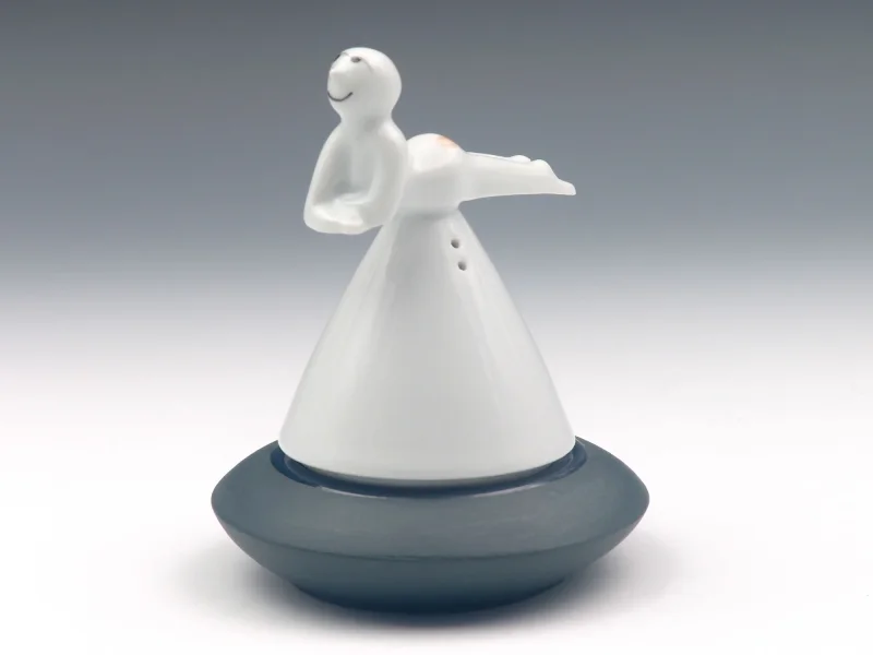 Eierbecher mit Figur als Streuer