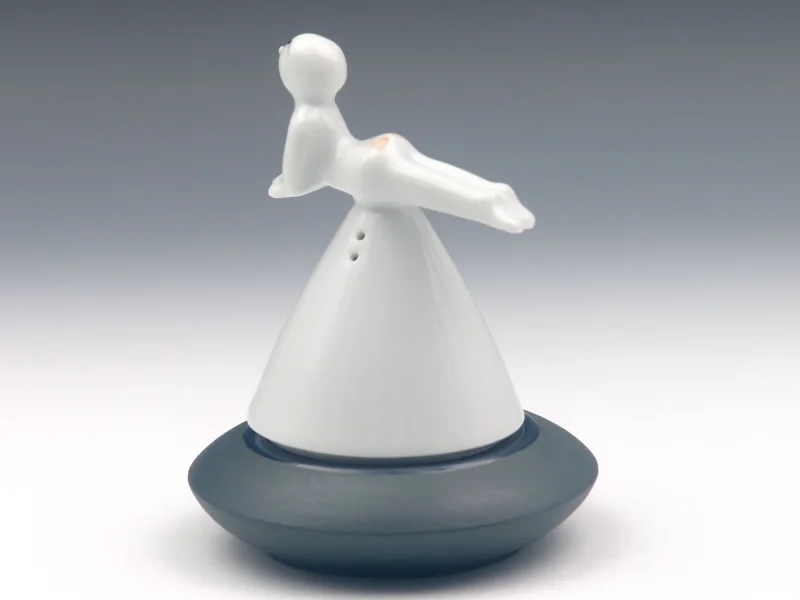 Eierbecher mit Figur als Streuer