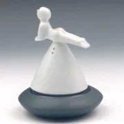 Eierbecher mit Figur als Streuer