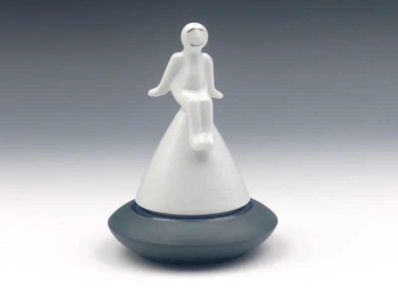 Eierbecher mit Figur sitzend