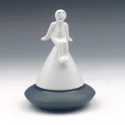 Eierbecher mit Figur sitzend