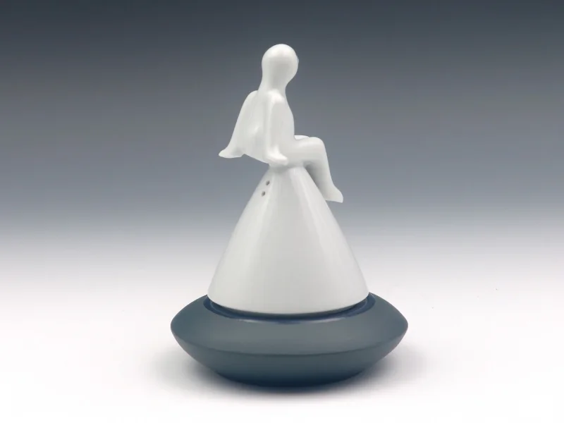 Eierbecher mit Figur sitzend