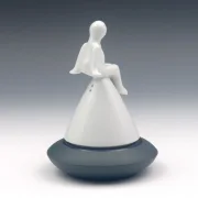 Eierbecher mit Figur sitzend