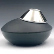 Dose aus schwarzem Porzellan