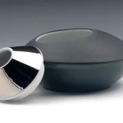Dose aus schwarzem Porzellan
