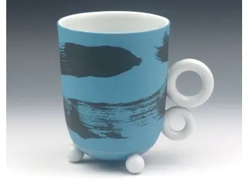 Kaffeebecher aus farbigem Porzellan