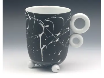 Kaffeebecher aus farbigem Porzellan