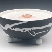 Schmelzlicht aus edlem Porzellan für drinnen und draußen