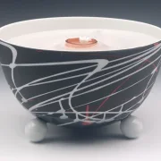 Schmelzlicht aus edlem Porzellan für drinnen und draußen