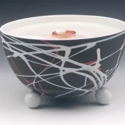 Schmelzlicht aus edlem Porzellan für drinnen und draußen