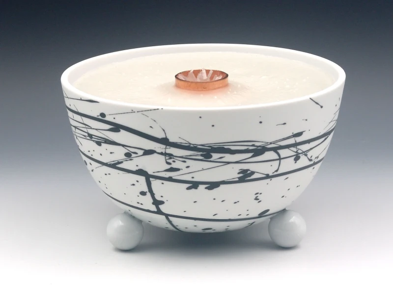 Schmelzlicht aus edlem Porzellan für drinnen und draußen