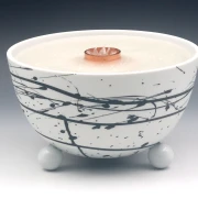 Schmelzlicht aus edlem Porzellan für drinnen und draußen