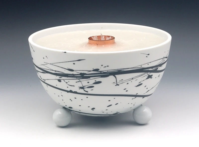 Schmelzlicht aus edlem Porzellan für drinnen und draußen