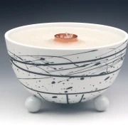 Schmelzlicht aus edlem Porzellan für drinnen und draußen