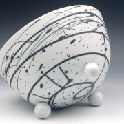 Schmelzlicht aus edlem Porzellan für drinnen und draußen